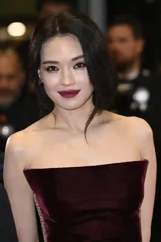 舒淇戛纳红毯造型引热议，网友盛赞“永远的女神”