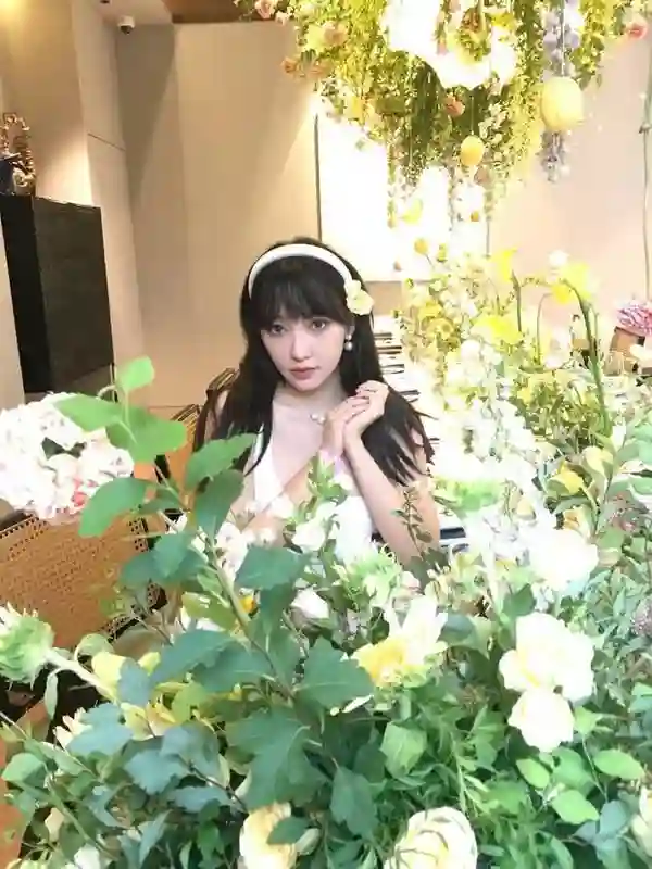 程潇白色包臀裙勾勒S曲线！与鲜花同框秒变氧气美女，氛围感拉满