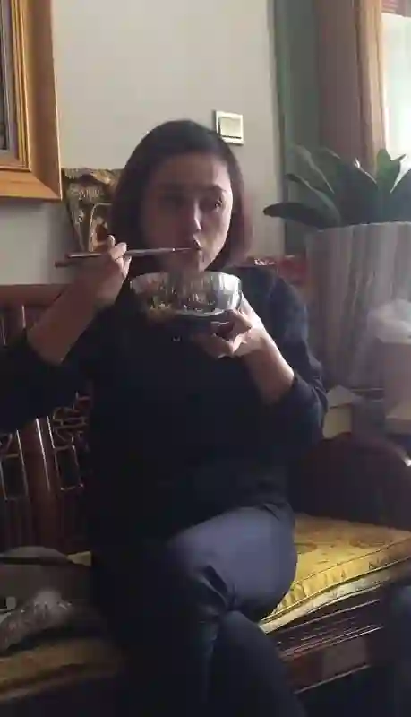 辛柏青朋友圈曝光！师父公开与朱媛媛聊天记录，曝其生前坚持念佛