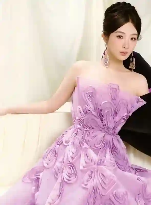 这一夜！孙俪更嫩了，林志玲皮包骨，海陆性感，我却被杨紫惊艳了