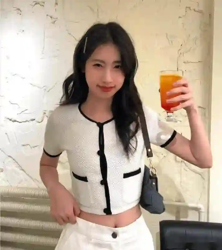 冯小刚19岁小女儿，晒美国高中毕业照，文案引争议，或进军娱乐圈