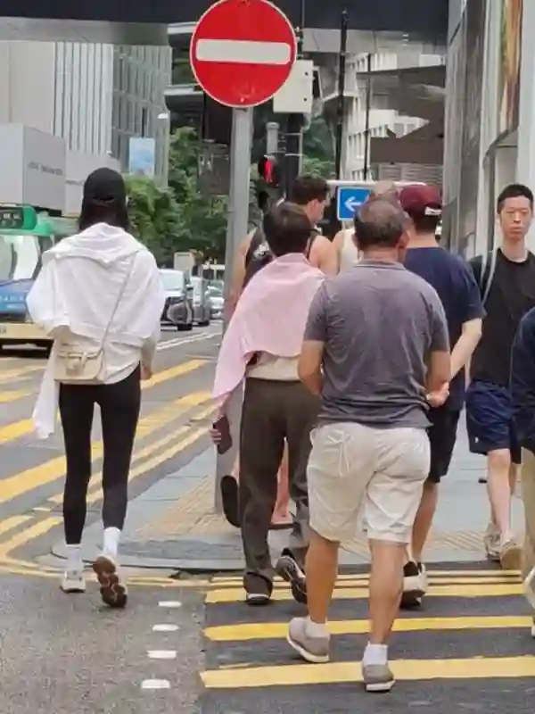 偶遇何猷君一家，奚梦瑶和婆婆逛街尽显高情商，四太腿长不输媳妇