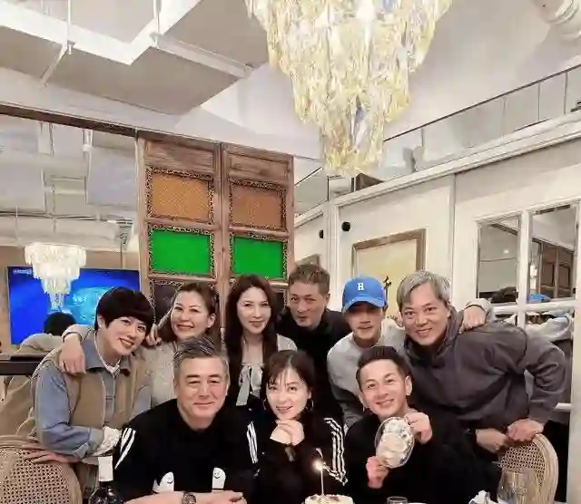 50岁<em>刘恺威</em>回香港过年，穿灰色卫衣参加聚会太时髦，低调简约却帅气十足！