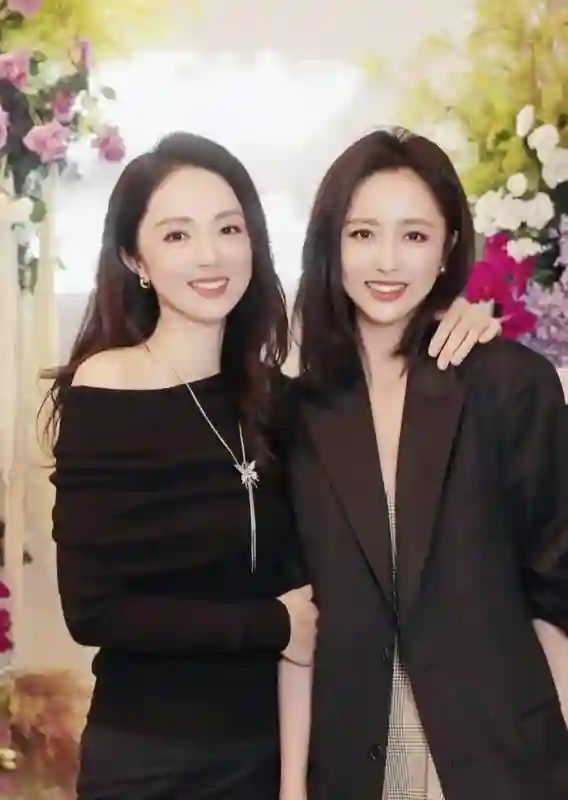 董璇婚宴敬酒照曝光，两套礼服不含糊，伴娘佟丽娅微表情引热议