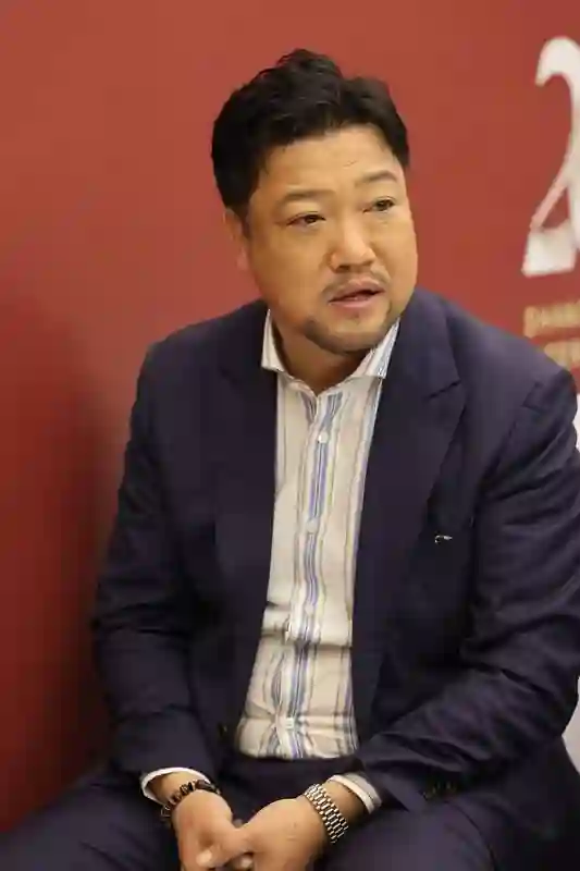 贾冰这是怎么了？暴瘦45斤后首亮相，和妻子同框像极了父女