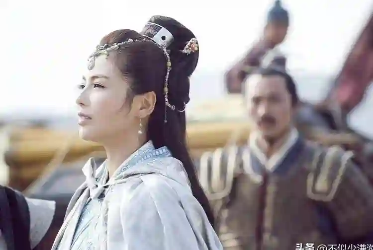 刘涛参加妈祖诞排场无人敌，两杠三星为她开路，亿万大佬只配拍照