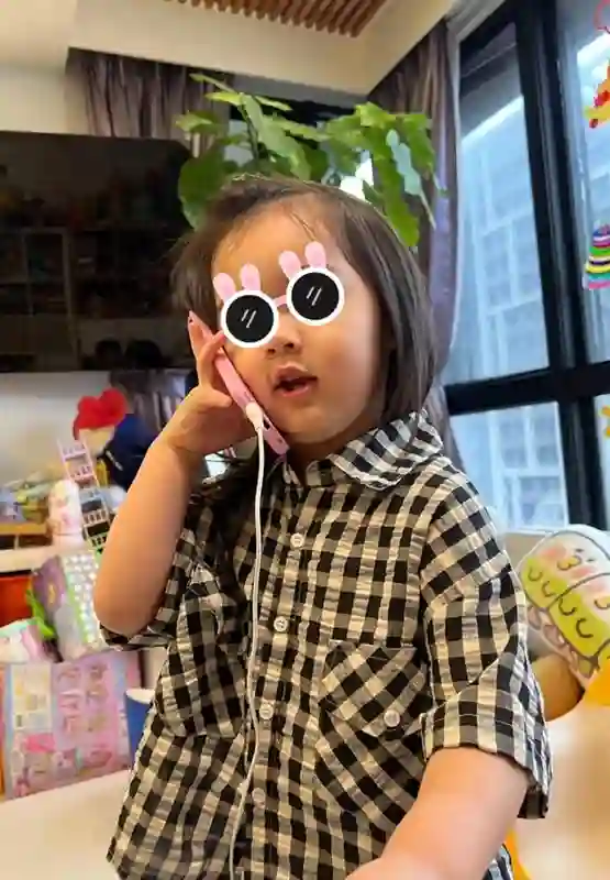 郭碧婷给儿子过三岁<em>生日</em>，小向笙留长发像向佐，<em>生日</em>待遇不如姐姐