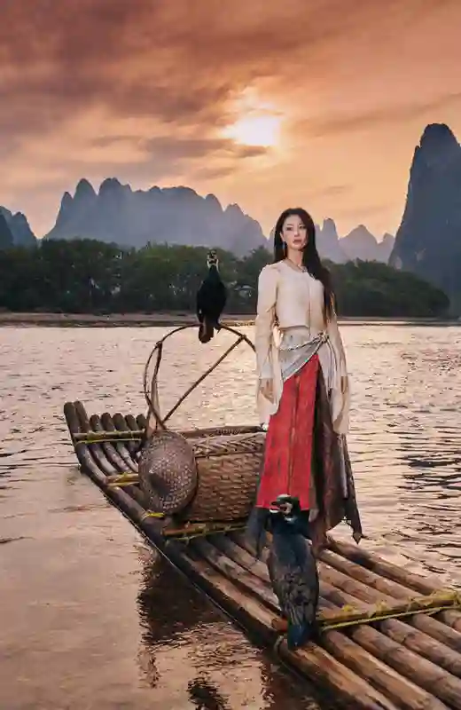张馨予演绎少数民族风情，饰品与笑容成绝配