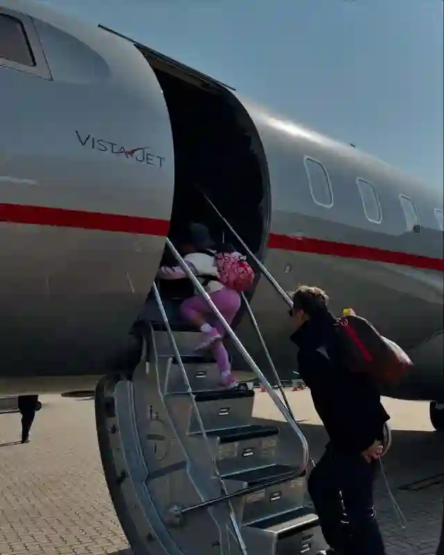 谢霆锋妹妹产前一周官宣获网球赛双冠军，挺巨肚现身领奖，感激男友用爱护航