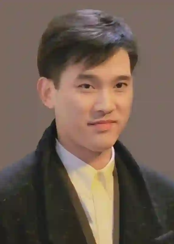 他是刘德华唯一绝交的朋友，两人曾被传言为断背，今成光头大叔