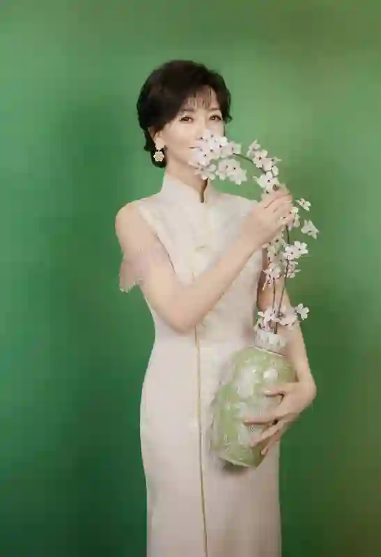 赵雅芝71岁穿旗袍如画中仙！古韵旗袍配优雅气质，岁月不败美人