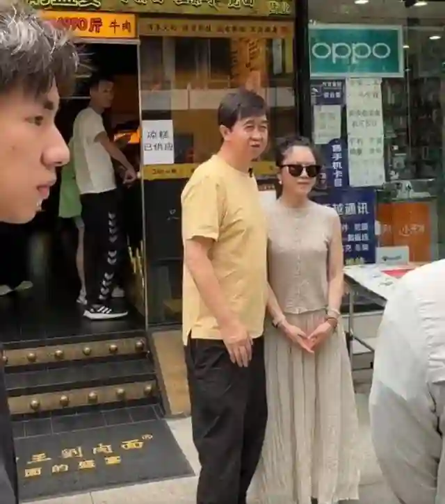 付笛生夫妇空降成都，专门从北京前往吃面，日子过得太潇洒