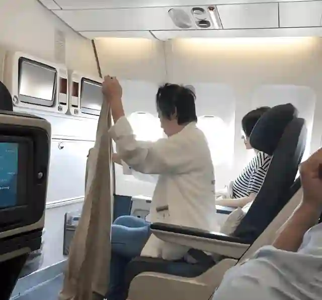 55岁王菲登机被偶遇，身材保养得非常好，腰好细，精神状态也不错