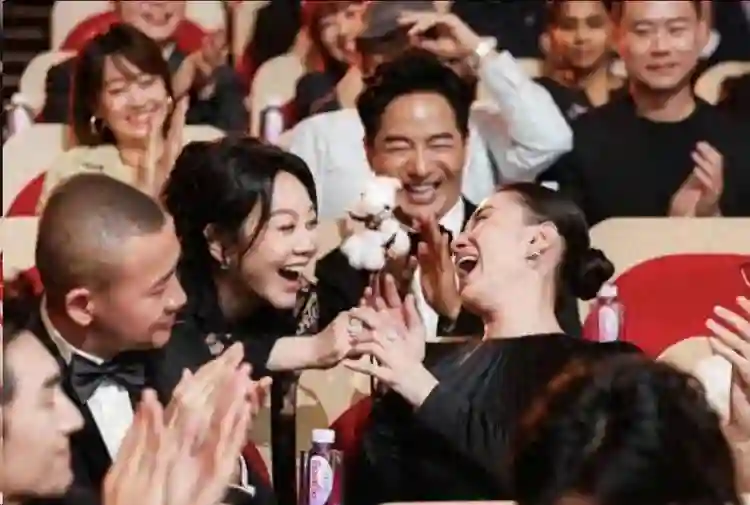 为什么赵丽颖不合群被夸刘亦菲不合群被骂？外交部的评价一针见血