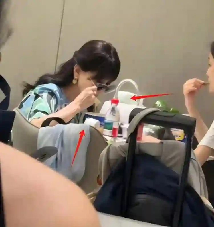 赵雅芝机场吃泡面被偶遇，喝矿泉水还得用吸管，饭后狂补妆真优雅