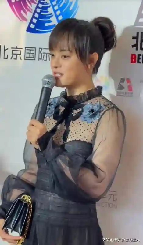北影节红毯林志玲脸僵眼睛小，孙俪土气金晨灵动，杨紫打了翻身仗