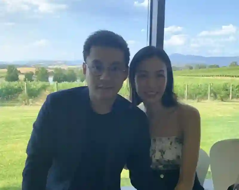 霍启刚弟弟在曼谷大婚！嫂子郭晶晶忙前忙后，妯娌相处好全家开心