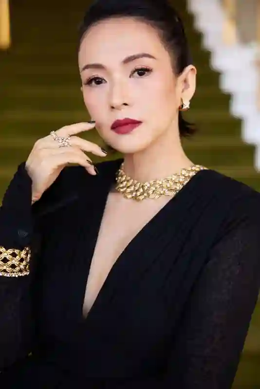章子怡深V黑裙造型惊艳亮相，金镯金链加持尽显奢华贵气