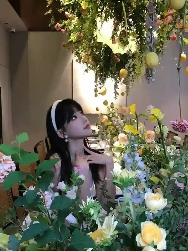 程潇白色包臀裙勾勒S曲线！与鲜花同框秒变氧气美女，氛围感拉满