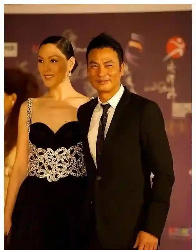 任达华：出道43年0绯闻，为爱丁克，50岁老来得子泪流满面