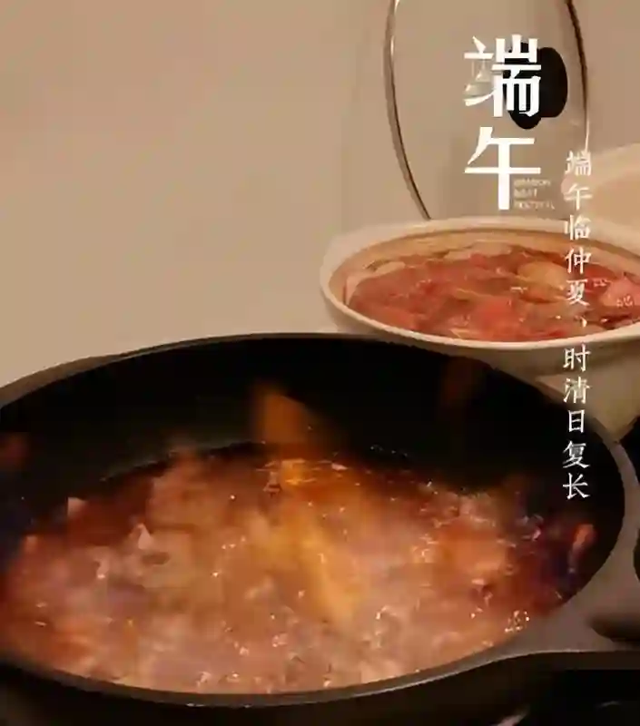 玥儿吃到小杨阿姨做的鸡腿，一顿家常便饭，孩子们也可以吃出幸福