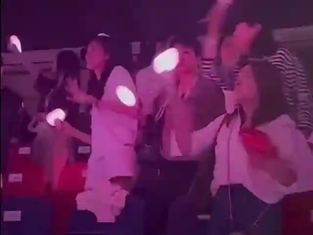 奚梦瑶和婆婆一起看周杰伦演唱会 嗨唱闲聊有说有笑关系超好