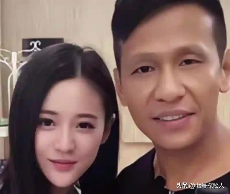 成名后抛弃原配，与女粉丝结婚生娃的宋小宝，如今状况大不如前