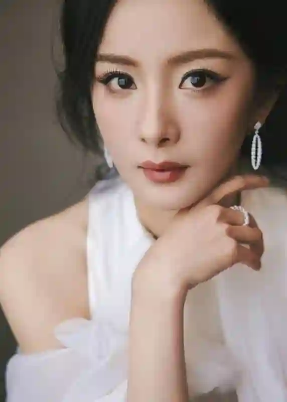 杨幂化身“白月光”美人！清新脱俗气质优雅