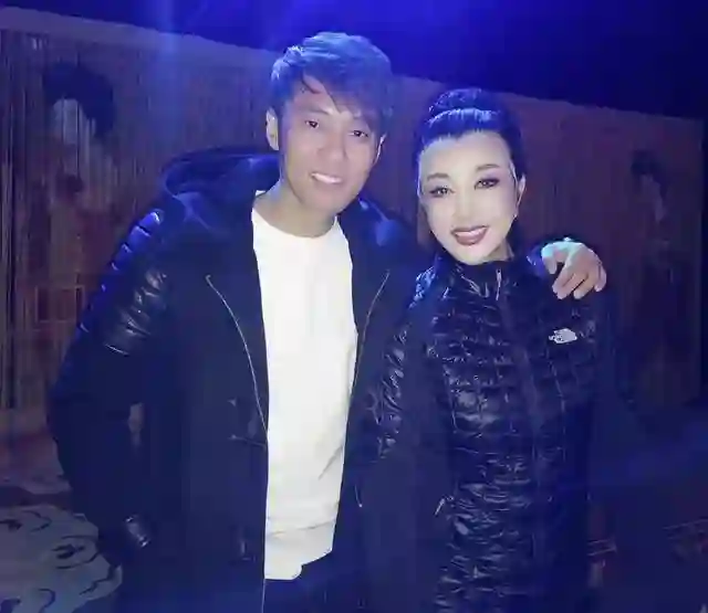 刘晓庆和经纪人一起合影，俩人看起来像母子，网友：比她男友帅
