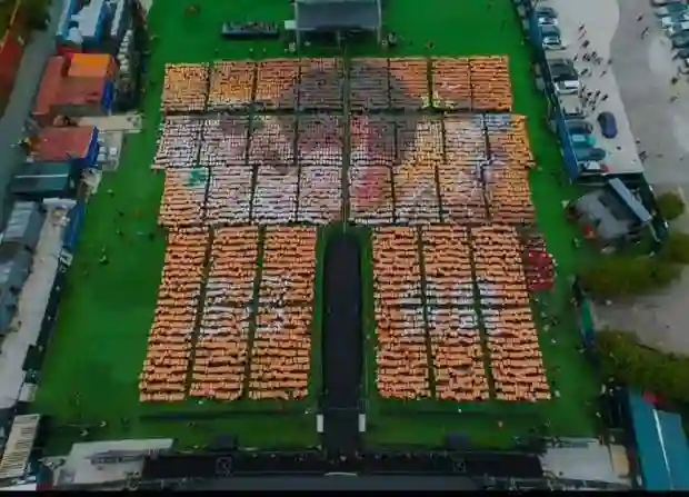香港顶流姜涛迎来26岁生日，众多粉丝齐聚应援阵仗超壮观