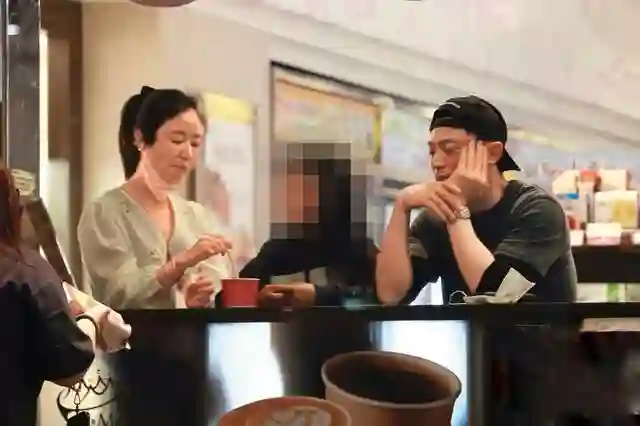 林心如霍建华一家三口近照，手牵手散步好有爱，8岁小海豚长高了