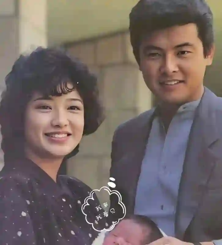 73岁三浦友和再破天花板，与妻恩爱45载，山口百惠宛如新生