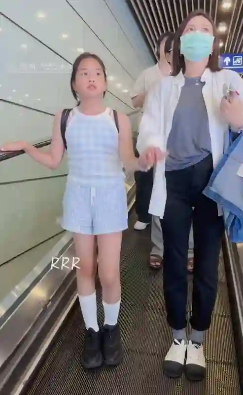 包贝尔10岁女儿身高引关注，网友：感觉突破了父母基因