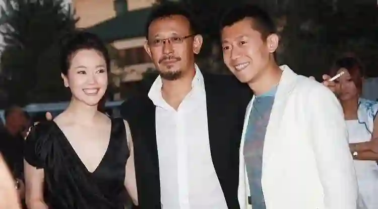 48岁左小青现状：现身香港，素颜皮肤嫩到发光，如今单身不谈恋爱