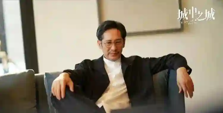 没儿没女没退路，王劲松苦熬30年，凭啥在演技圈“杀疯”了？