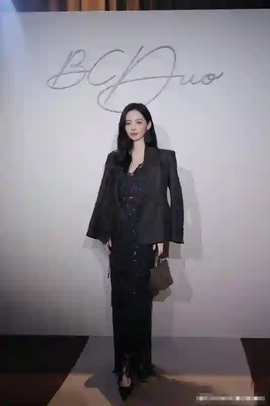 张嘉倪晒活动照宣告强势复出，绝<em>美妆</em>造惊艳众人，嘟嘴卖萌少女感爆棚