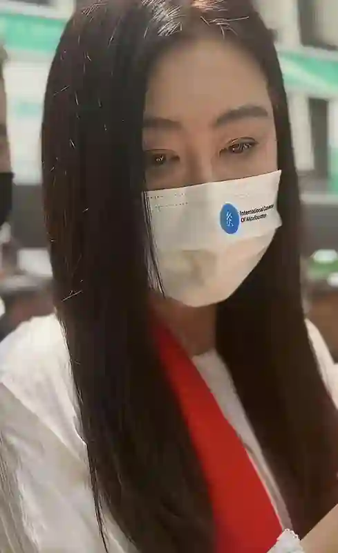 58岁王祖贤无锡参加第十届国际灸法大会，总戴口罩，怼脸拍显老