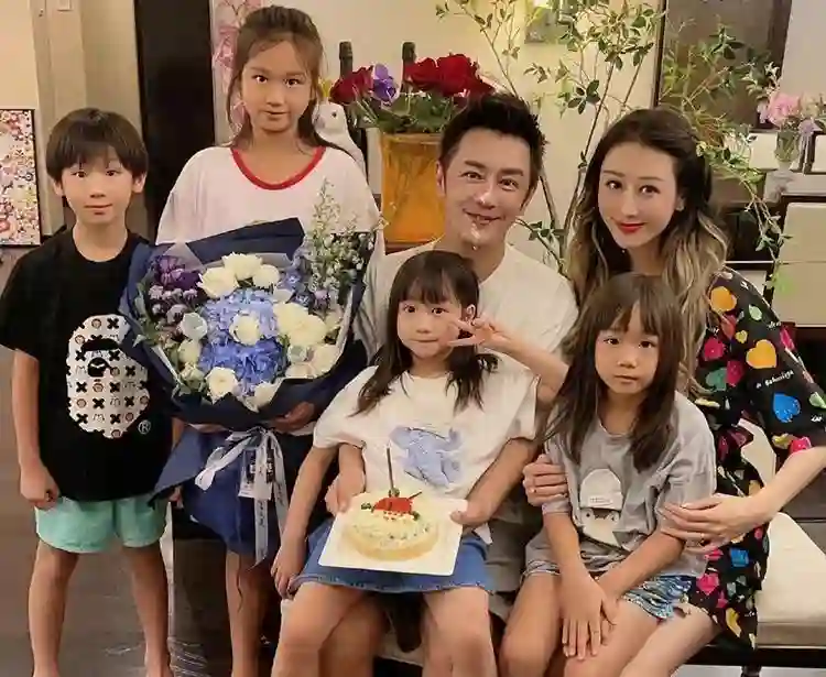 恭喜！香港知名男星妻子被曝怀第五胎，当众拉低裤头露出雪白肚皮