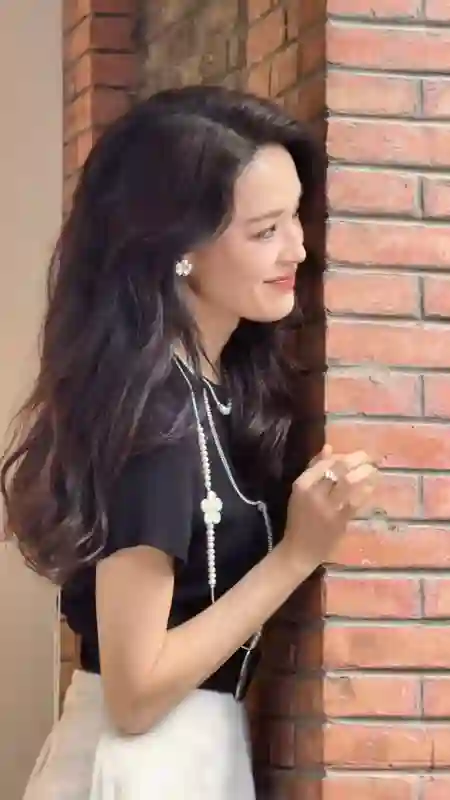 舒淇越来越有韵味了！49岁生图状态惊艳，年近半百仍似少女