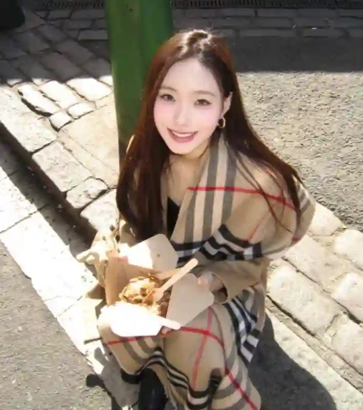 小S二女儿分享旅行美照！秀小蛮腰和豪车，不顾亲妈悲伤走不出门