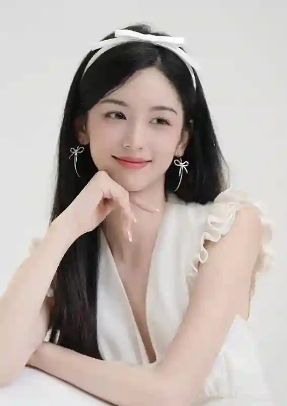 周也晒蝴蝶结写真 黑发粉唇演绎少女浪漫感