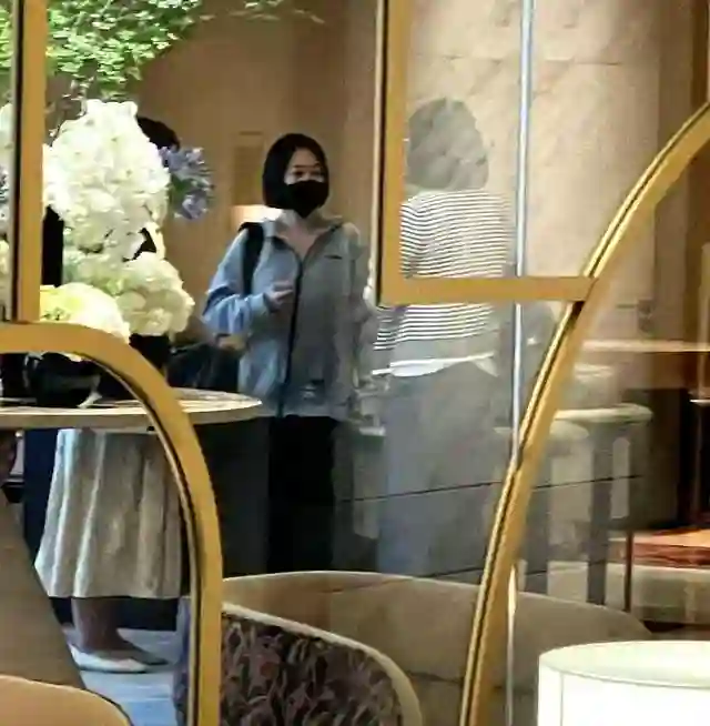 小S低调赴韩引猜测，最新照片曝光，状态极差，瘦得撑不起衣服