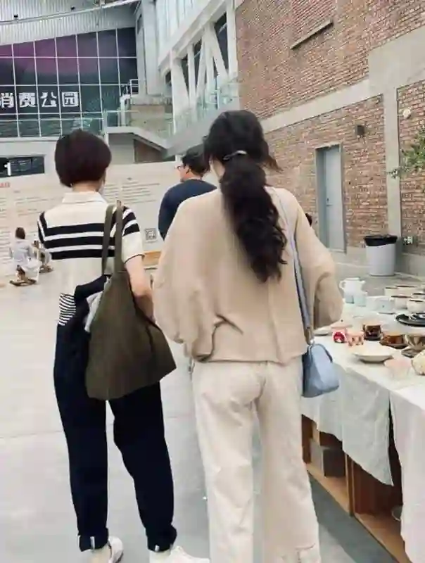车晓北京逛市集，背帆布包打扮朴素像家庭主妇，手臂细如竹竿太瘦