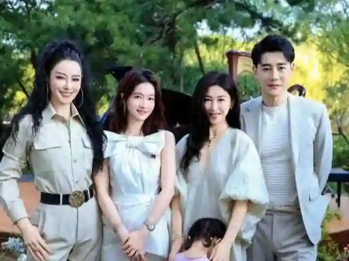 朱珠带女儿现身音乐会，4岁王珠宝高清正脸照曝光，脸黑像爸爸