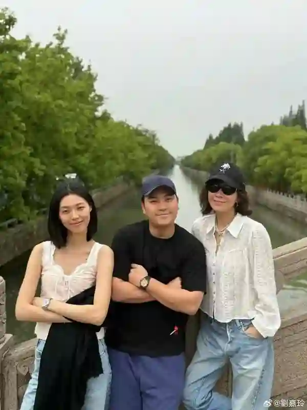 刘嘉玲晒苏州同学照，一起庆祝60岁，她的老师同学们都保养的很好
