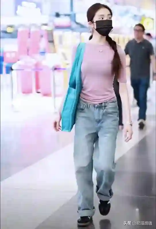 孙莉大女儿现身机场，19岁黄多多马尾辫，气质提升更显明星范