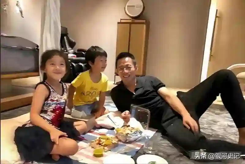 汪小菲信守承诺带娃玩，小玥儿露正脸了，太像大S，S妈又沉默了