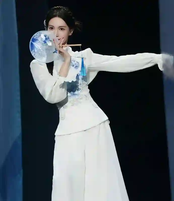 金晨颜值大变，模样引发热议，之前状态一落千丈！