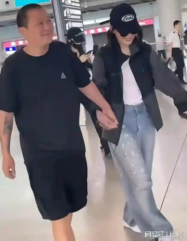 梅婷北京豪宅内景曝光，十个人住一栋别墅，屋里有些杂乱