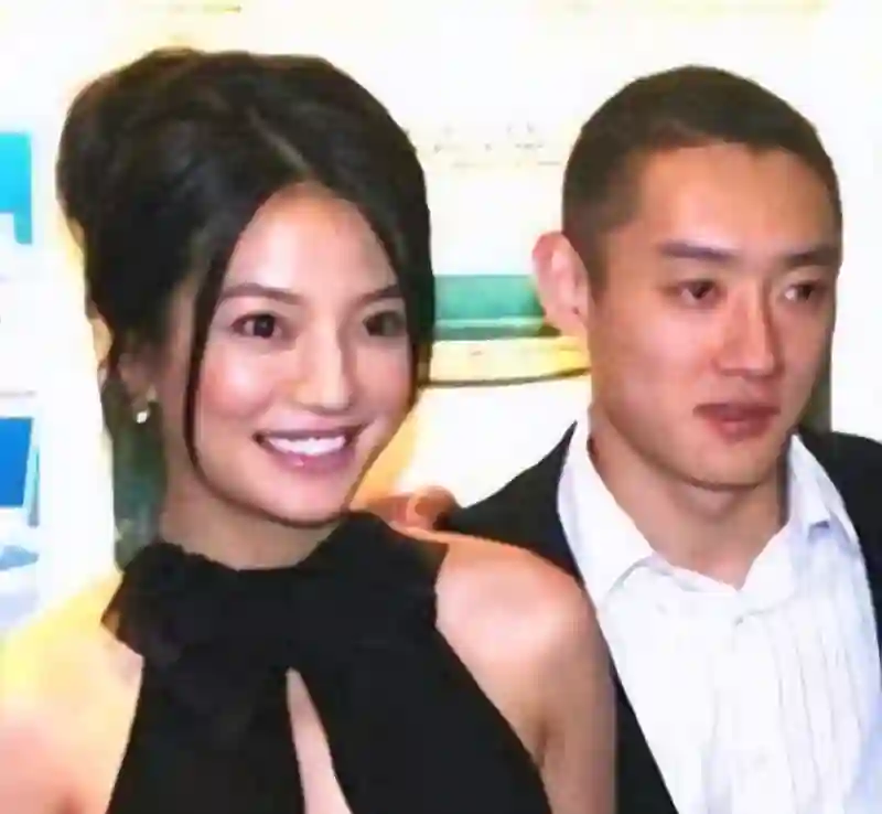 拔出萝卜带出泥！49岁赵薇近况被曝，原来圈内封杀只是冰山一角